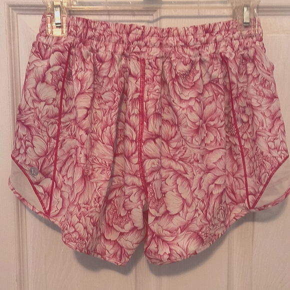 Lululemon Pink Floral Bloom Hotty Hot Short II Lined Shorts Size 6 Tall - Picture 4 of 6